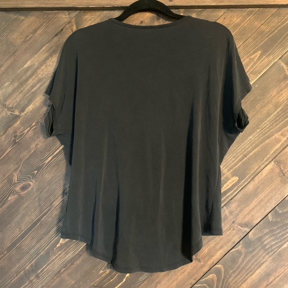 Lavender Field black v-neck, tie front hi-low tee - Picture 4 of 6